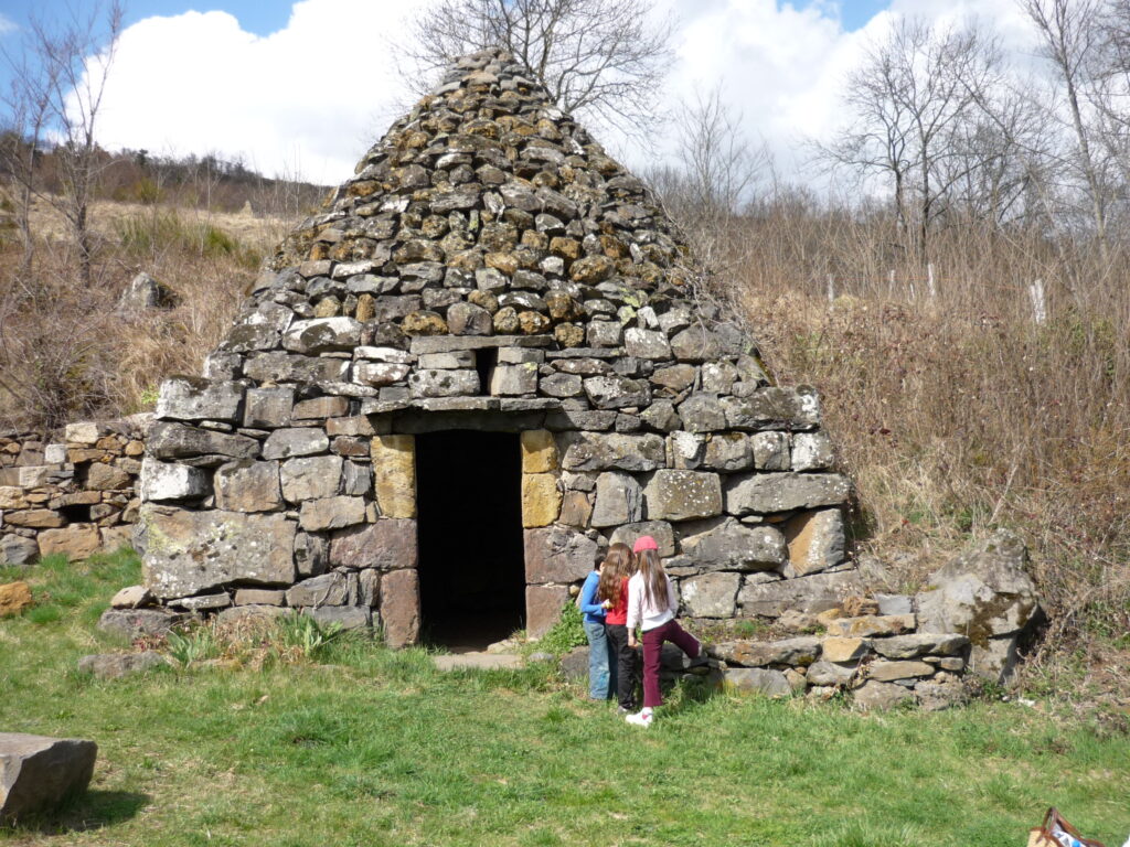 Façade d’une grande chibotte en pierre sèche sur le sentier de Vals-près-le-Puy