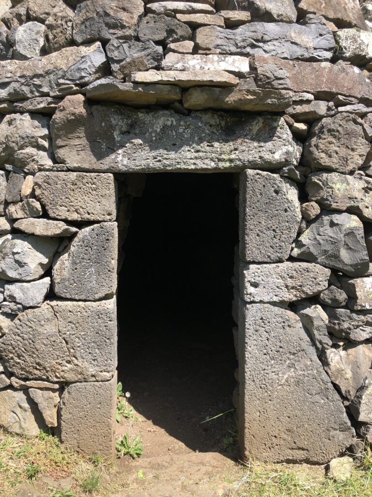 Entrée de la chibotte d’Odile en pierre sèche à Vals-près-le-Puy