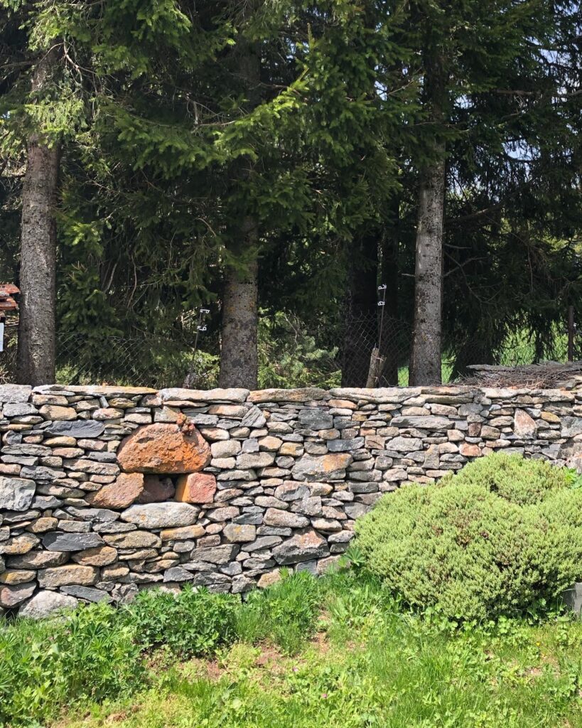 Mur de soutènement en basalte avec niche aux Estables