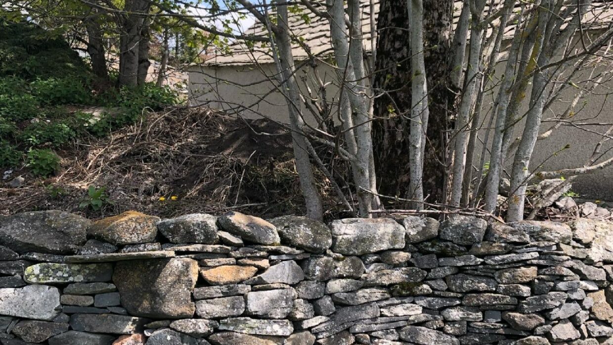 Mur de soutènement en basalte avec banc aux Estables en Haute-Loire