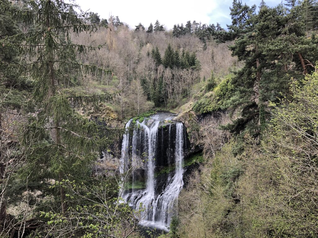 Cascade de la Beaume dans son environnement boisé en Haute-Loire