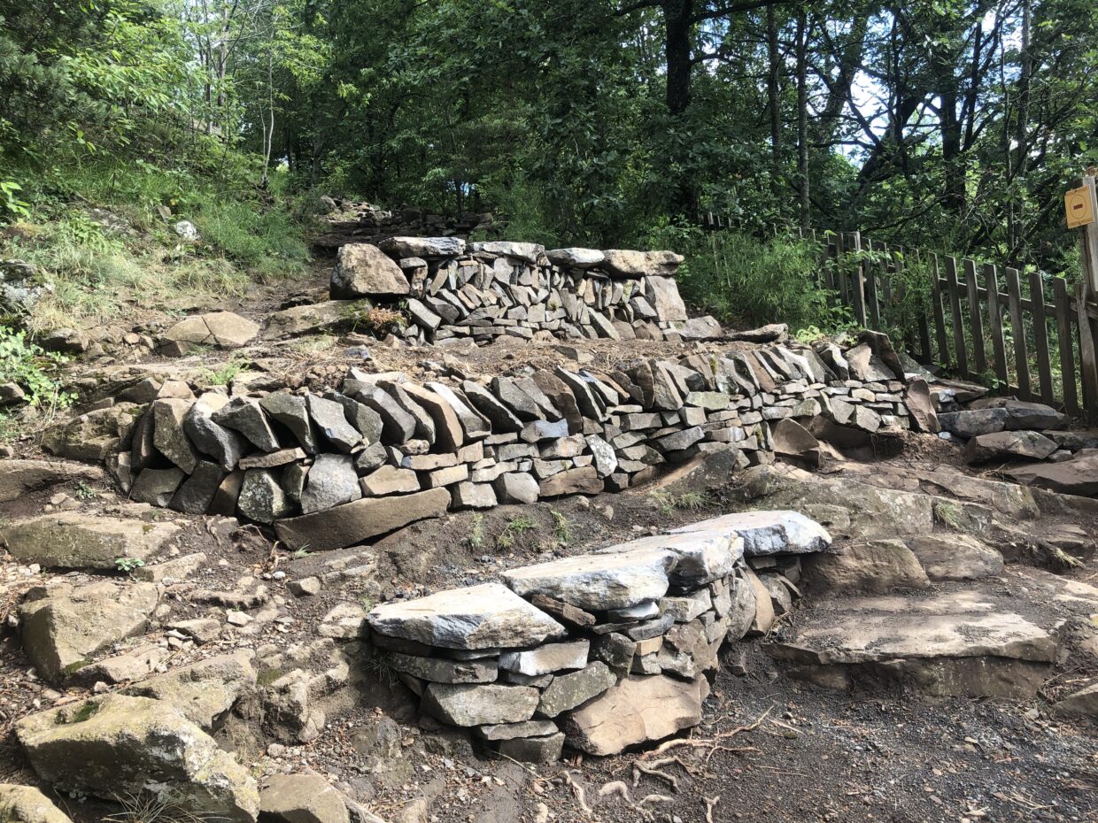 Belvédère en pierre sèche sur le parcours de la cascade de la Beaume à Solignac-sur-Loire