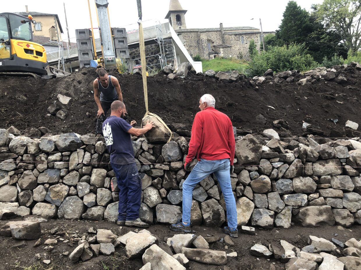 Manutention de blocs de basalte pour le mur de soutènement à Fay-sur-Lignon