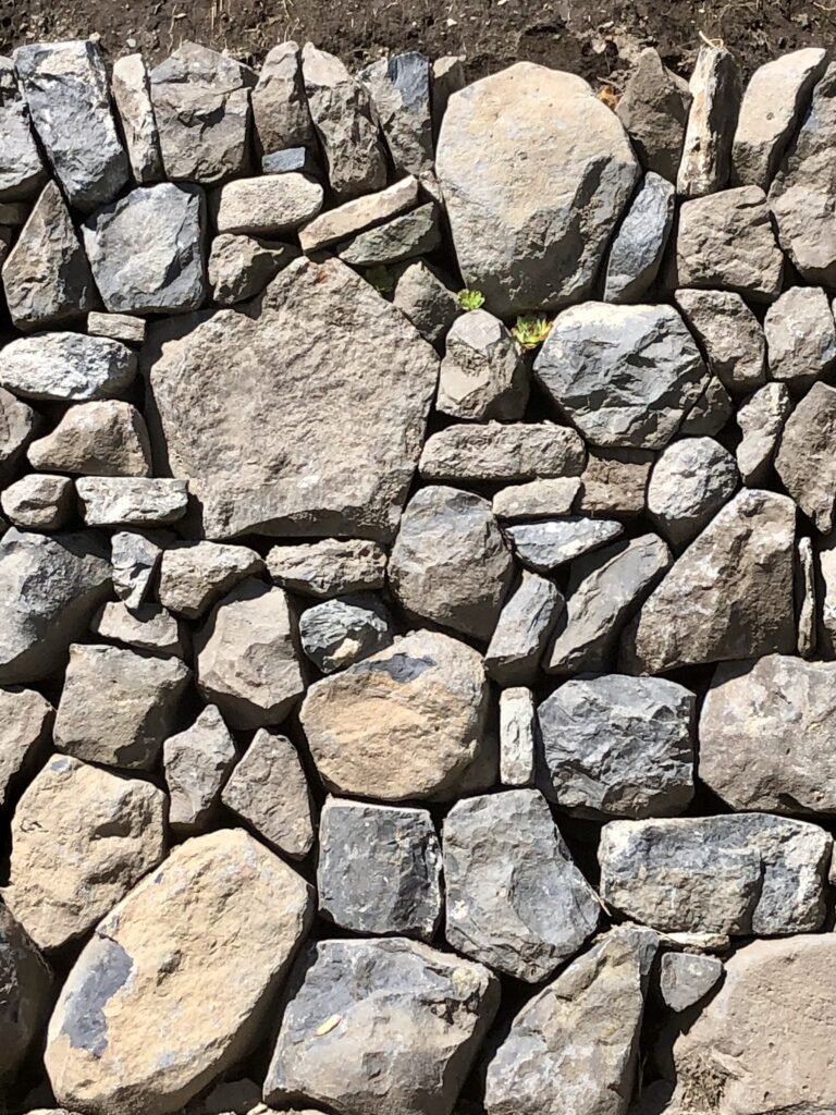 Parement en basalte du mur de soutènement à Fay-sur-Lignon
