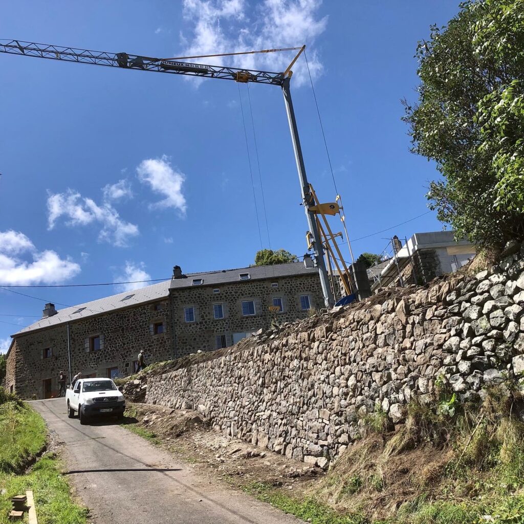 Mur de soutènement massif en basalte terminé à Fay-sur-Lignon