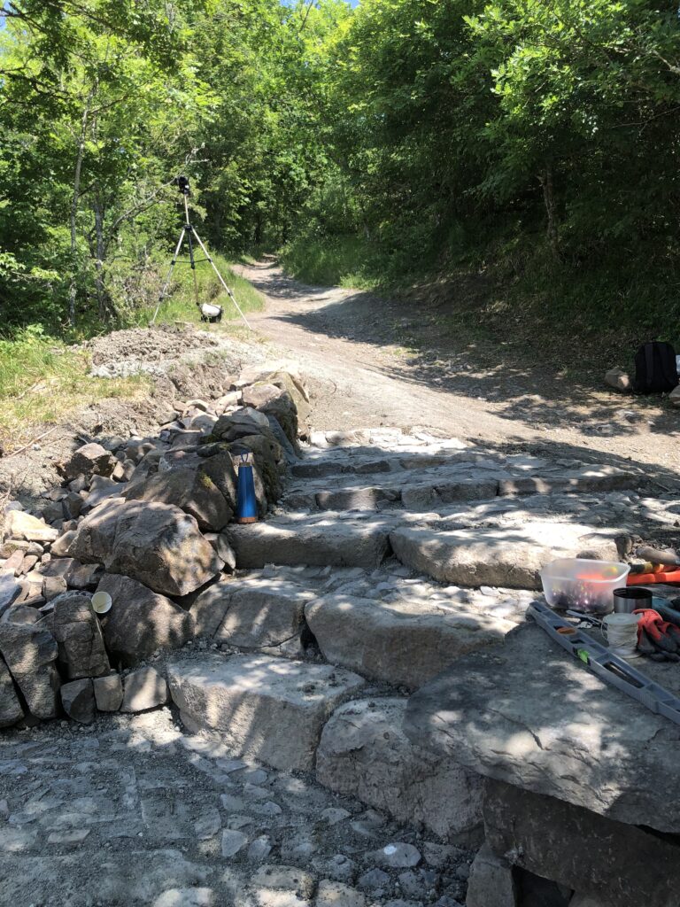 Escalier en pierre en cours de réalisation sur le chemin des Ravins de Corbœuf