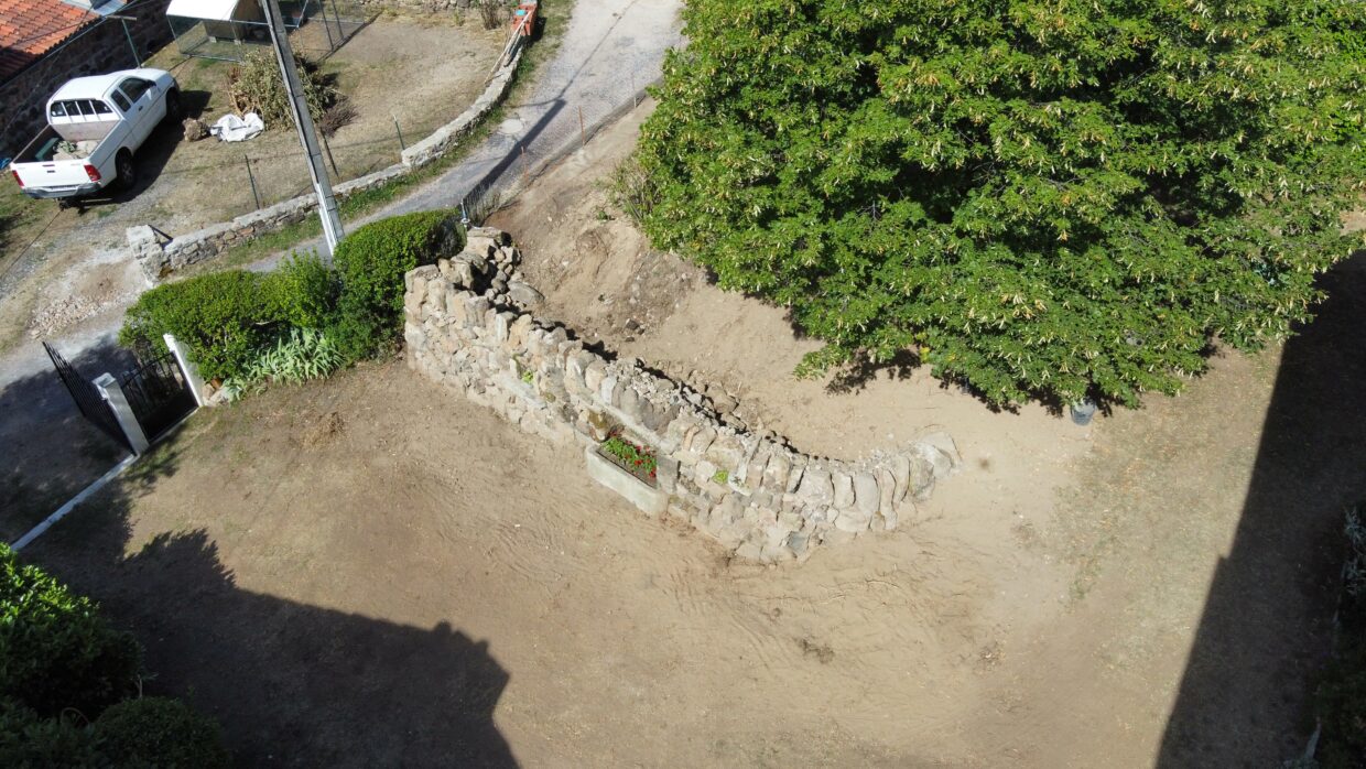 Vue générale du mur de soutènement en pierre sèche à Chaspinhac