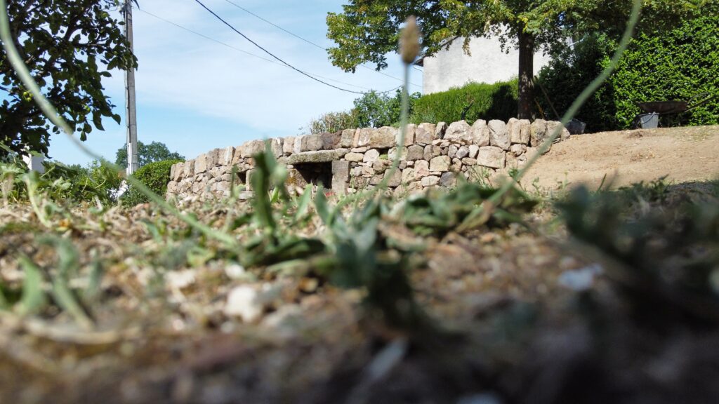 Mur de soutènement en pierre sèche à Chaspinhac