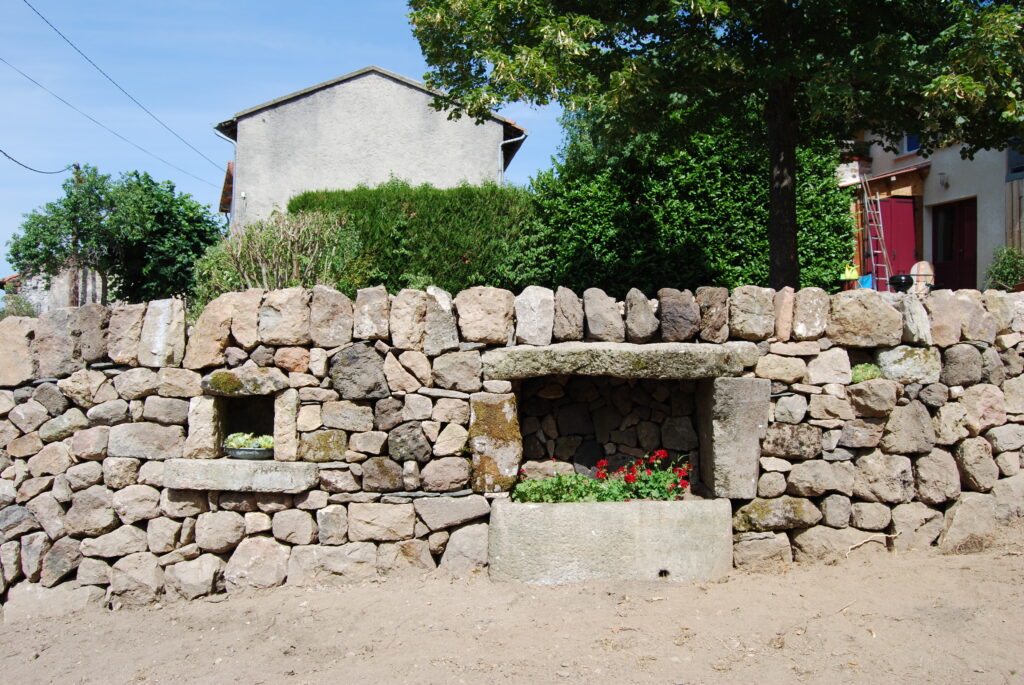 Mur de soutènement avec niche et bachat à Chaspinhac
