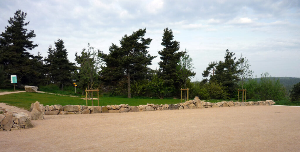 Muret de soutènement en pierre sèche autour du parking à Montarcher