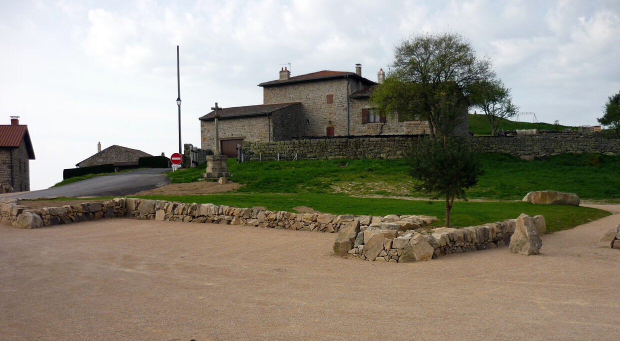 Mur de soutènement en pierre sèche aménageant le parking à Montarcher