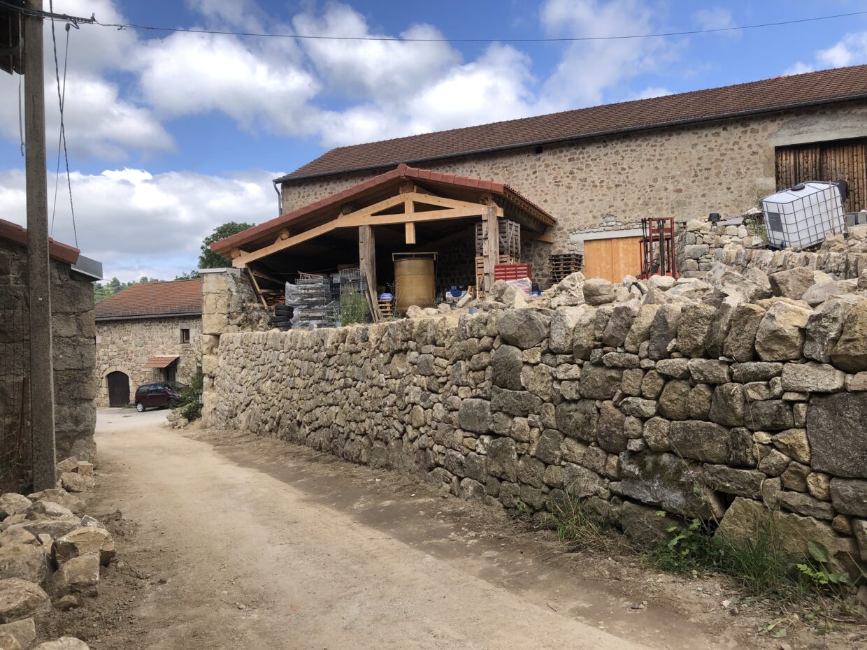 Mur de soutènement en pierre sèche à Riotord chez le vigneron Daniel Sage