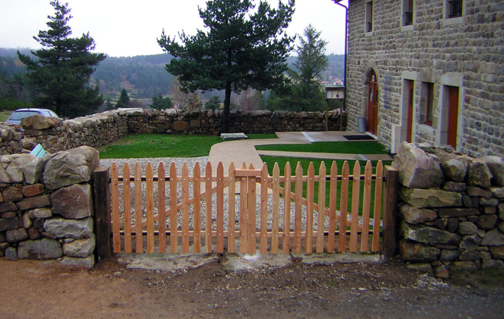 Mur de soutènement et muret de clôture en pierre sèche à Montarcher