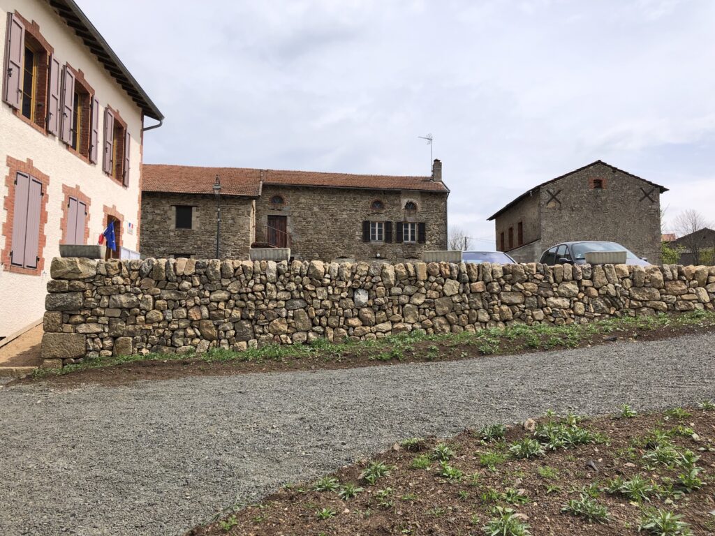 Mur de soutènement en granite devant la mairie de Saint-Victor-sur-Arlanc