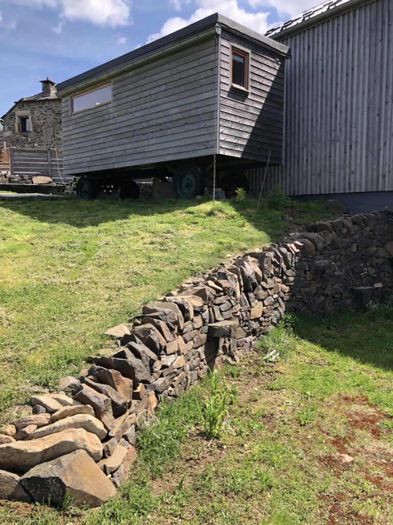 Mur de soutènement courbe en basalte à la Roulotte des Estables en Haute-Loire
