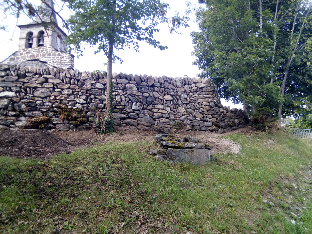 Mur de soutènement en pierre sèche à Bessamorel en Haute-Loire, Auvergne.