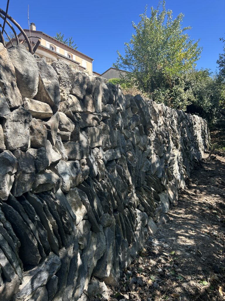Mur en pierre sèche en Haute-Loire, détail d’un ouvrage traditionnel
