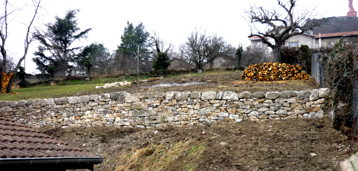 Mur de soutènement et escaliers en pierre sèche au Puy-en-Velay