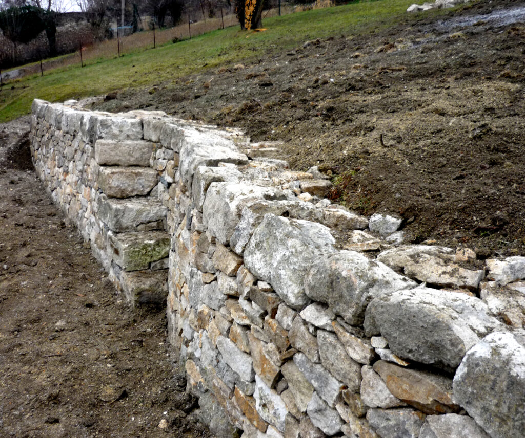 Escaliers et mur de soutènement en pierre sèche au Puy-en-Velay