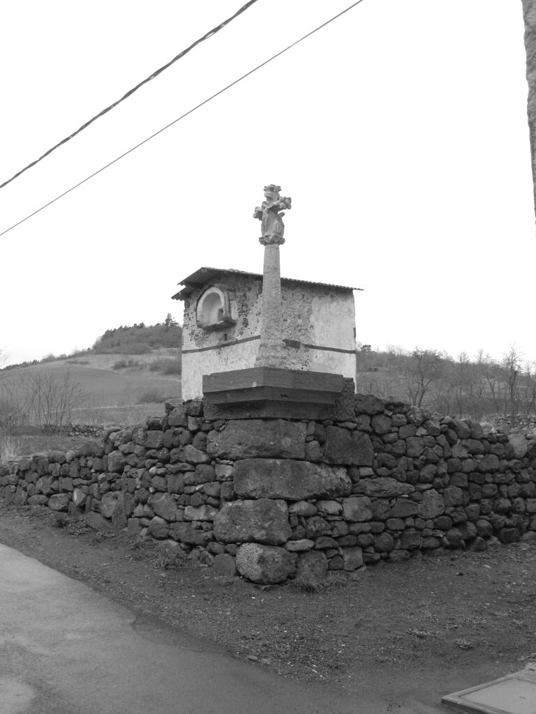 Mur de soutènement en pierre sèche à Blanzac en Haute-Loire
