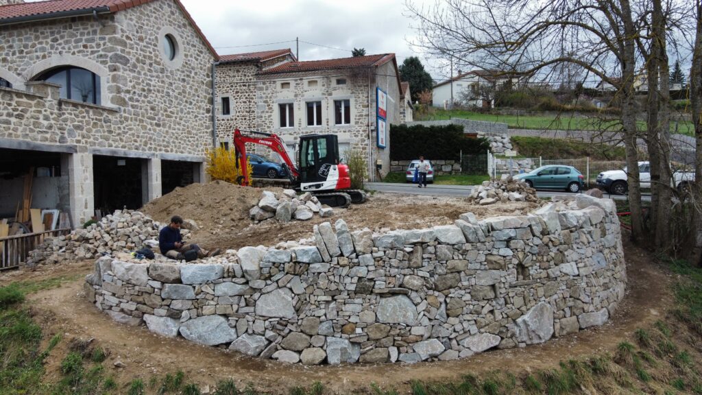 Soutènement et niche en granit bleu à Monistrol-sur-Loire Mur de soutènement et niche en pierre sèche à Monistrol-sur-Loire