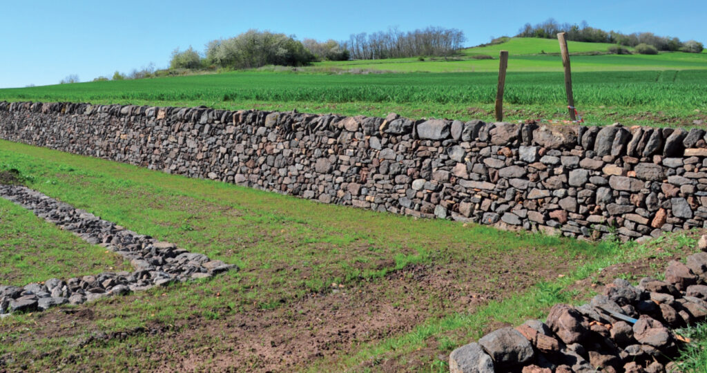 Long mur en pierre sèche sur le site archéologique de Corent