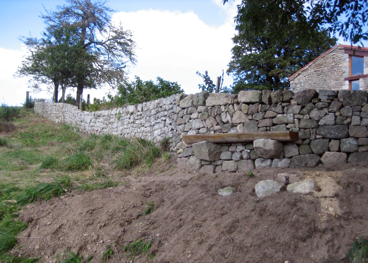 Mur de soutènement et son banc à Montregard en Haute-Loire
