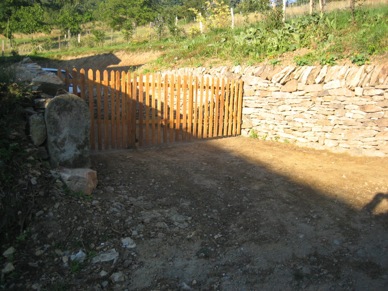 Chantier de pierre sèche à Fraisses dans la Loire