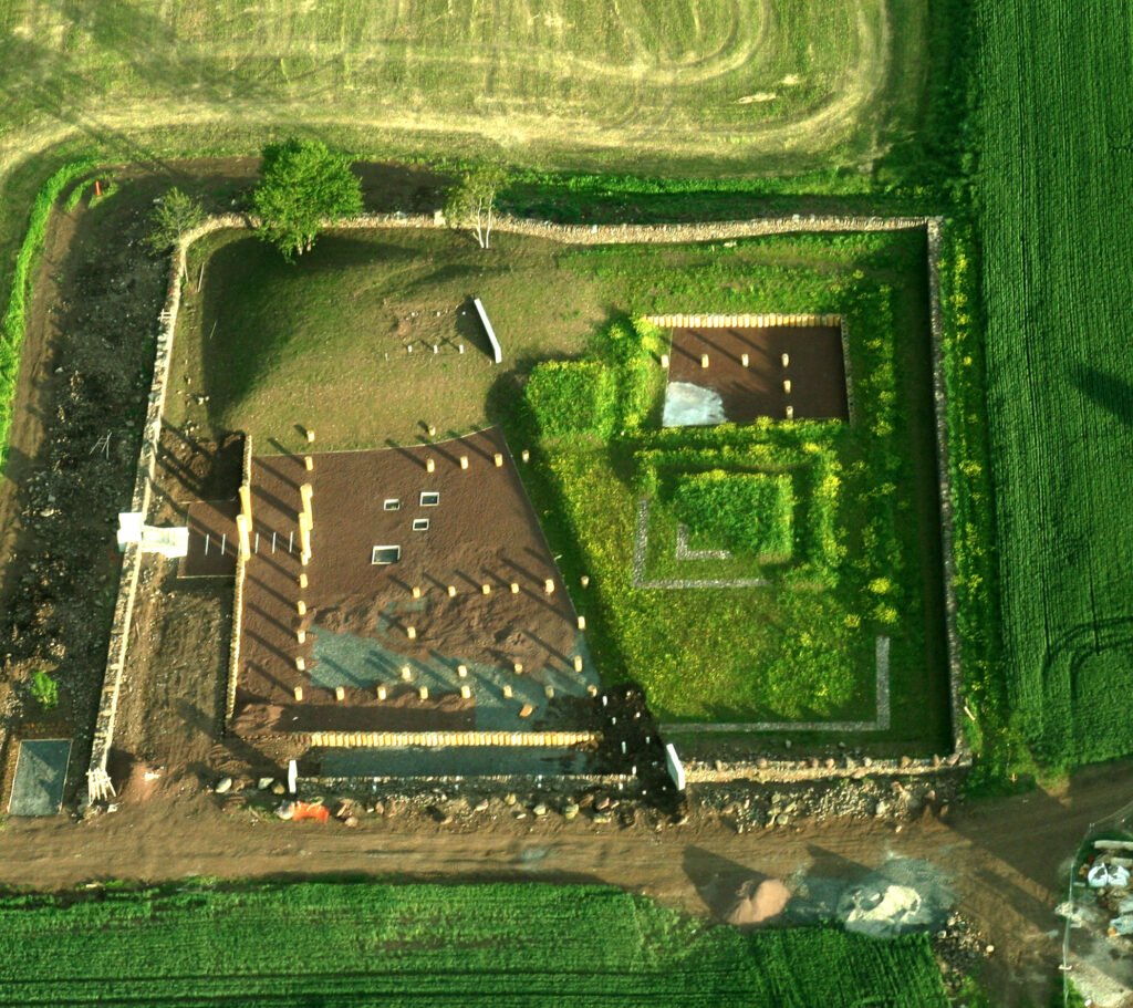 Vue aérienne du site archéologique de Corent avec ses murs et ses cheminements
