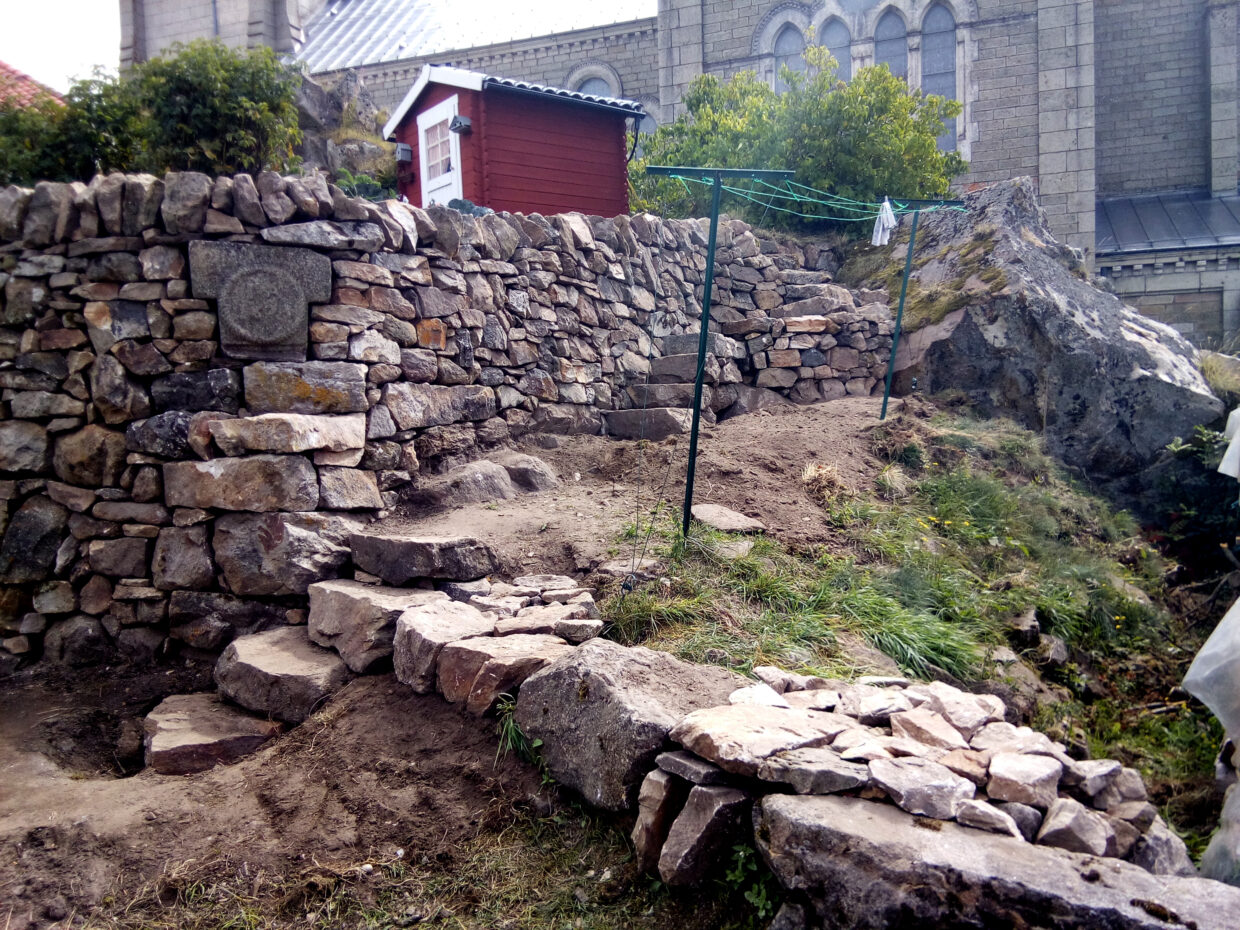Mur de soutènement en pierre sèche à Pradelles en Haute-Loire