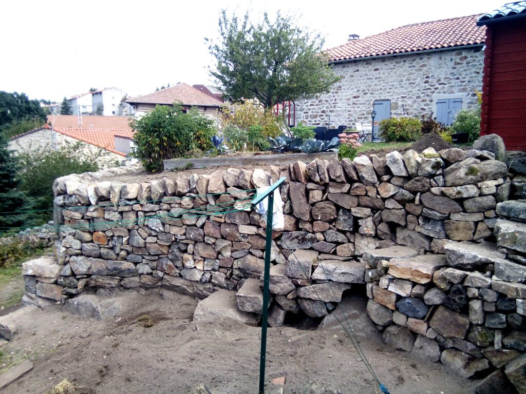Mur de soutènement en pierre sèche à Pradelles en Haute-Loire