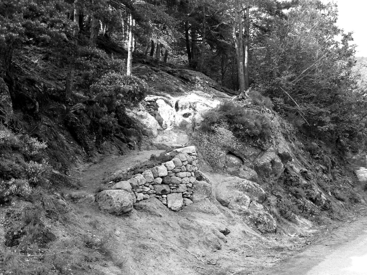 Mur de soutènement en pierre sèche le long d’un chemin de randonnée à Praclaux