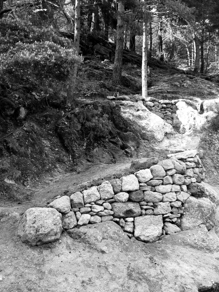 Mur de soutènement en pierre sèche le long d’un chemin à Praclaux