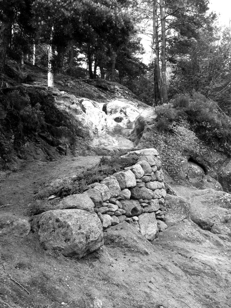 Détail du mur de soutènement en pierre sèche à Praclaux