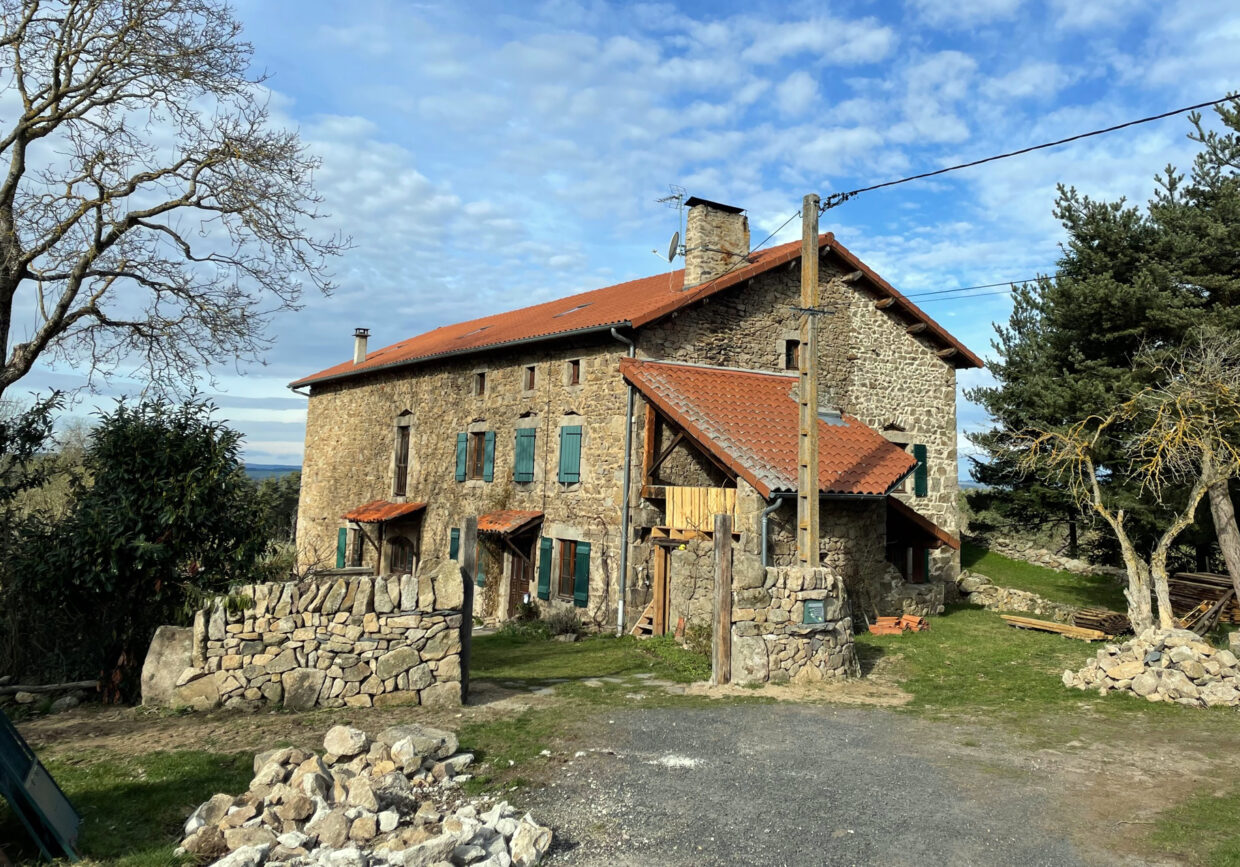 Vue générale du mur de clôture et de l’entrée de propriété en pierre sèche à Dignac