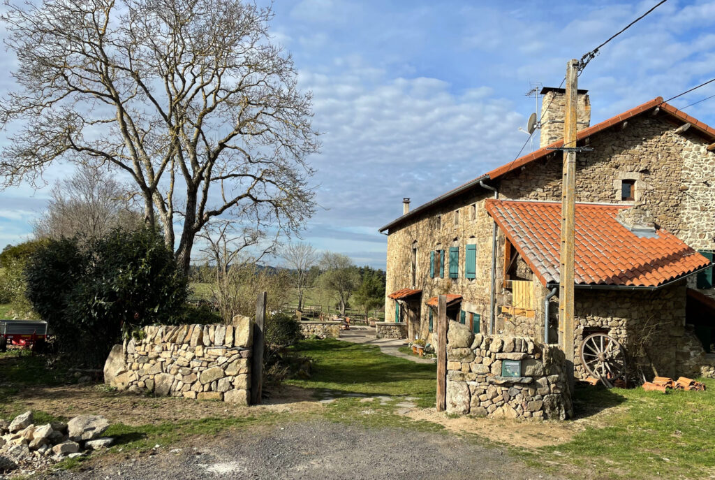 Mur de clôture et entrée de propriété en pierre sèche à Dignac