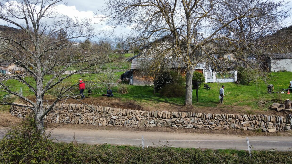 Mur de soutènement en pierre sèche à Mézères en Haute-Loire