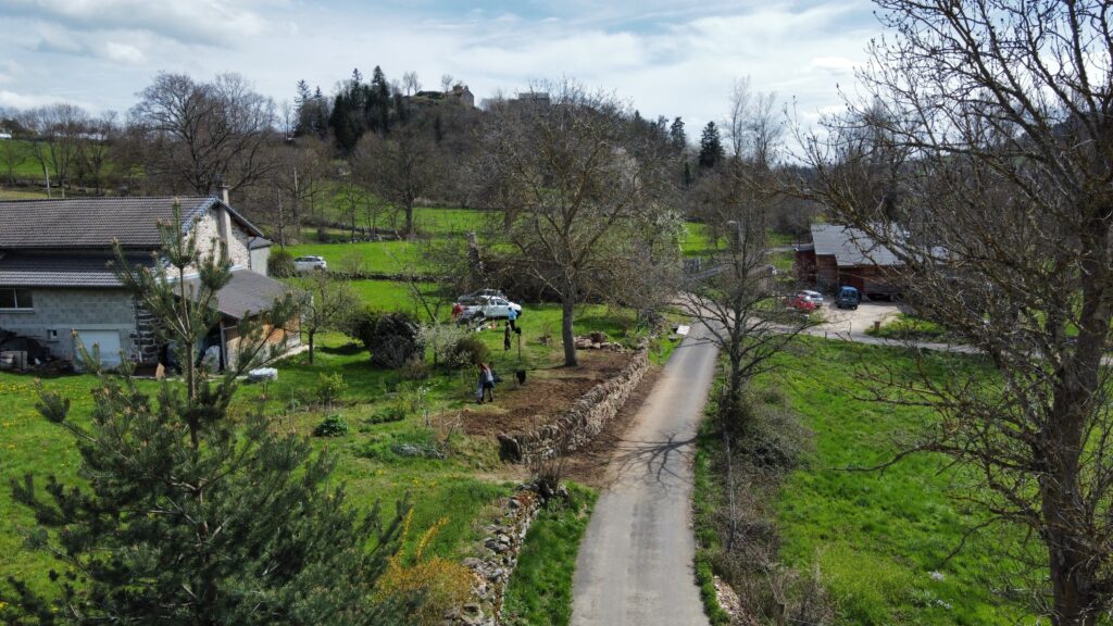 Parement en basalte et phonolite du mur en pierre sèche de Mézères