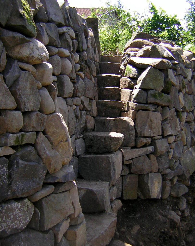 Escalier en pierre intégré entre deux murs à Saint-Arcons-d’Allier