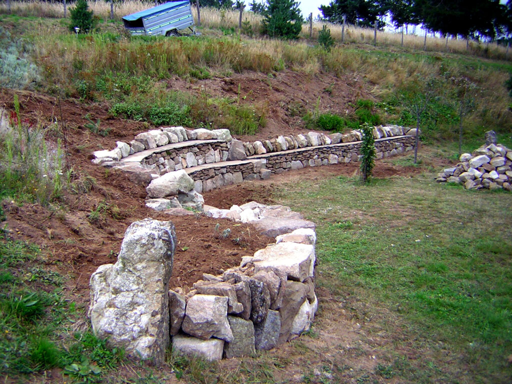 Gradins courbes en pierre sèche au pied du talus à Saint-Agrève