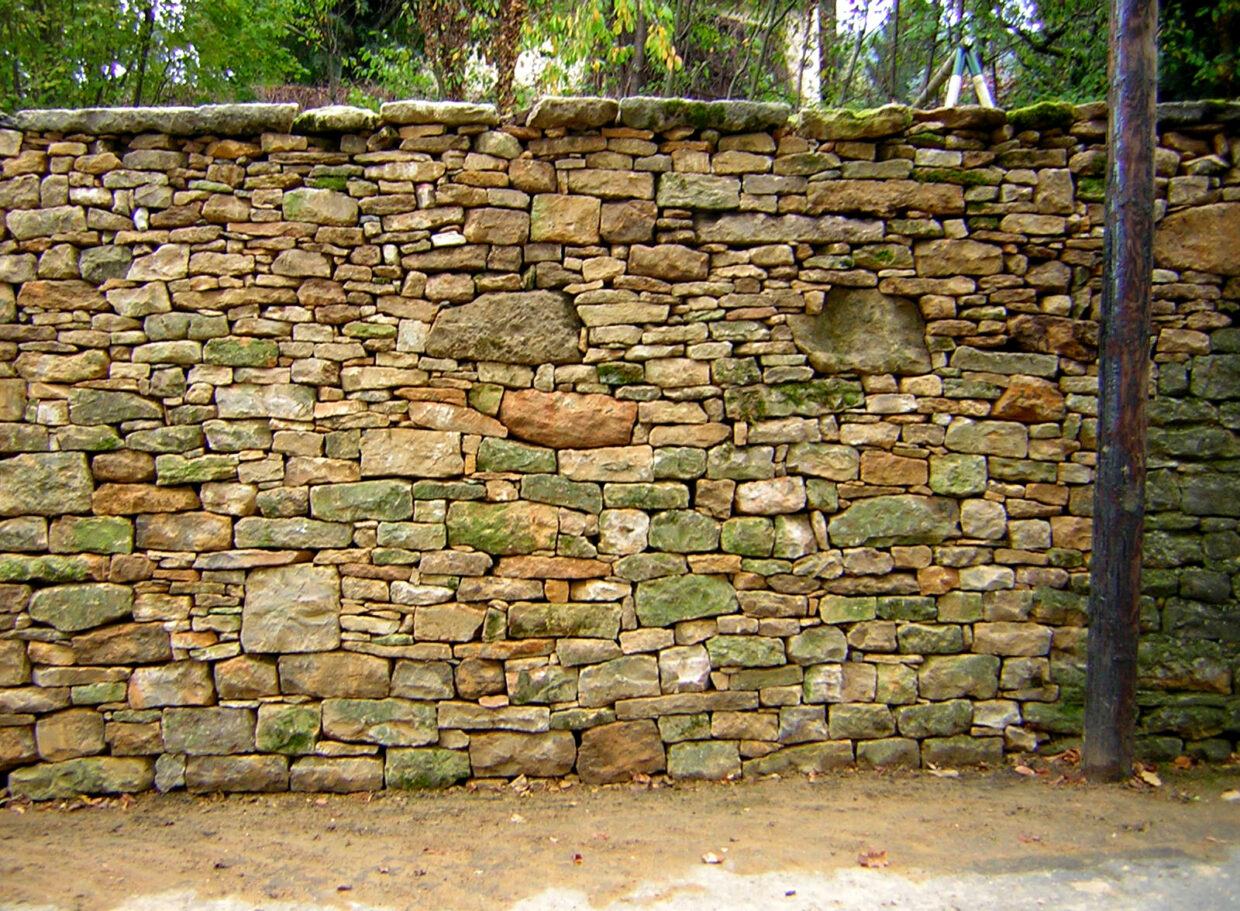 Mur de soutènement terminé par un muret de clôture en pierre sèche à Saint Romain au Mont d'Or
