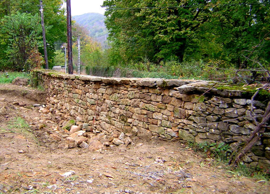 Réemploi des pierres dans le mur en pierre sèche de Saint-Romain-au-Mont-d'Or