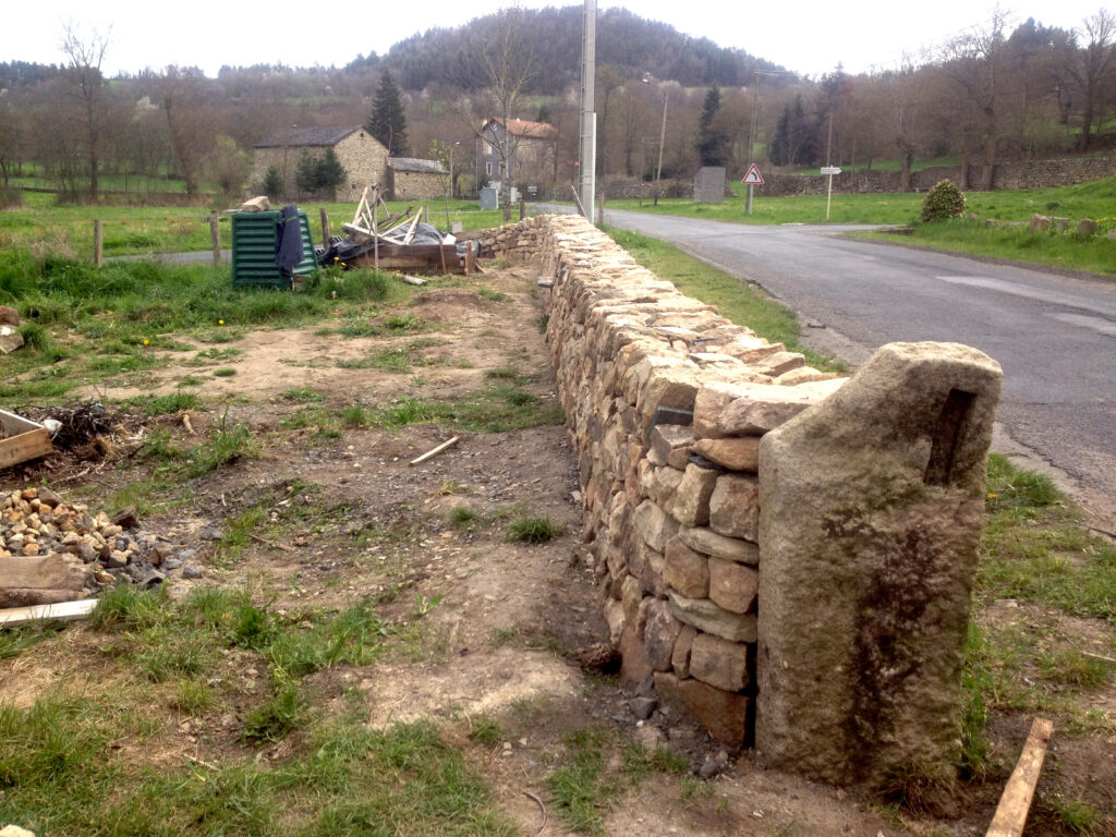 Muret de clôture en pierre sèche en granit et lauze à Condros