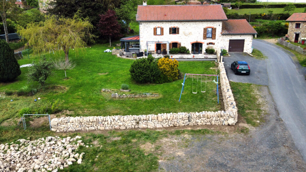 Détail du mur de soutènement en granite à Beaumont