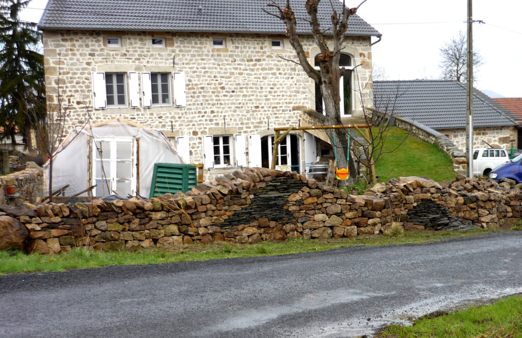 Vue du muret de clôture en pierre sèche à Condros