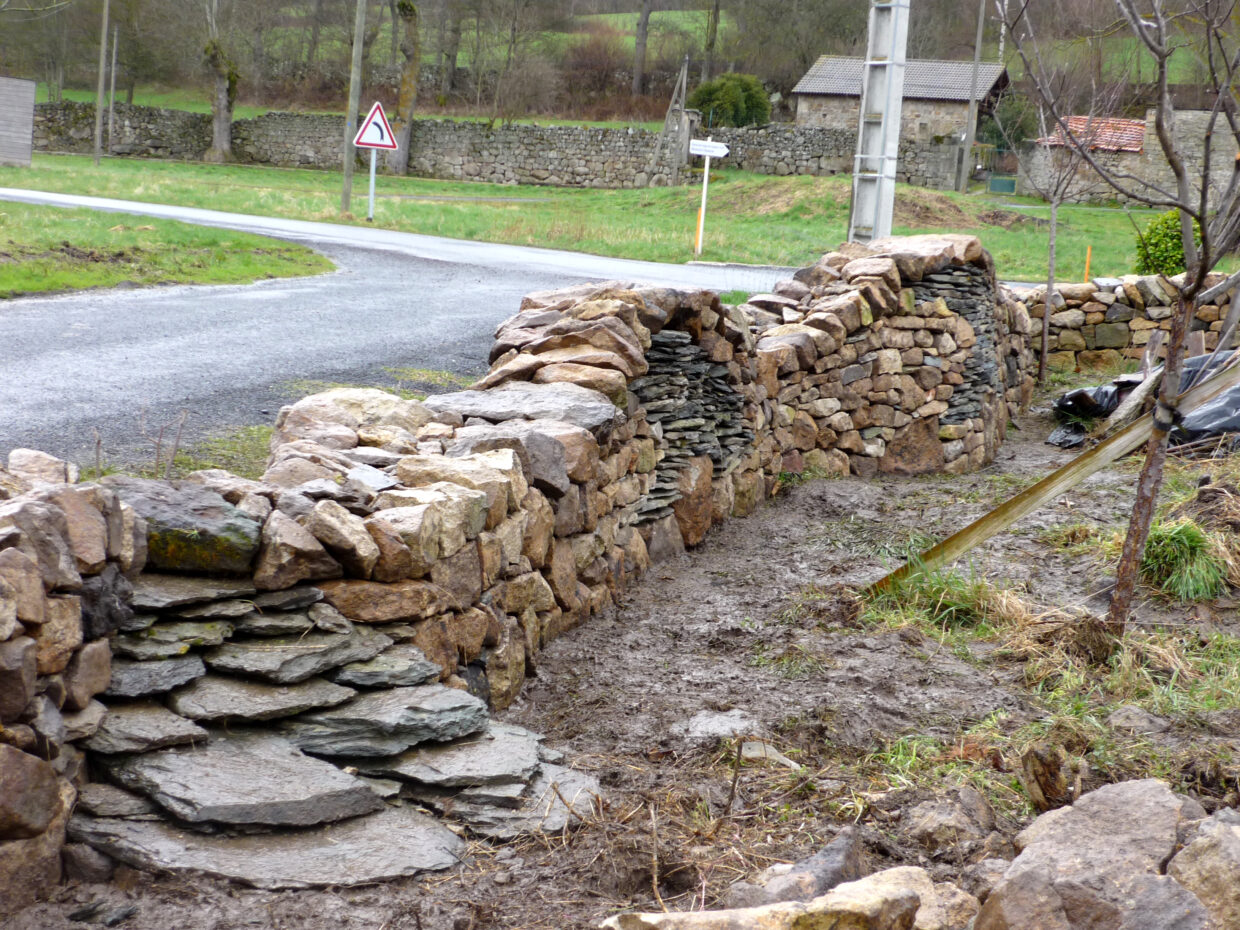 Muret de clôture en pierre sèche à condros en Haute-loire