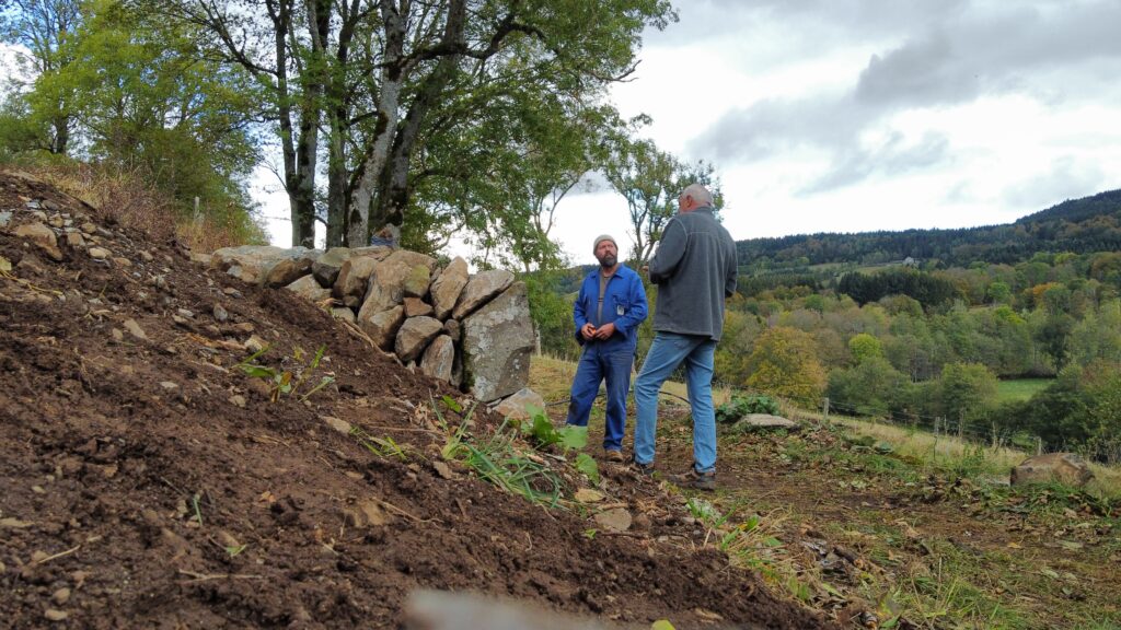 Mur de soutènement en pierre sèche à Araules Mur de soutènement en pierre sèche à Araules en Haute-Loire