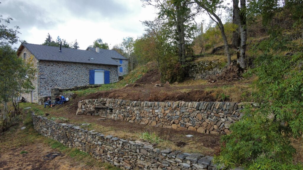 Basalte et phonolite dans le mur d’Araules Détail du parement en basalte et phonolite à Araules