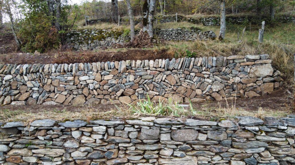 Pierre sèche à Araules, Haute-loire, Auvergne, mur de soutènement