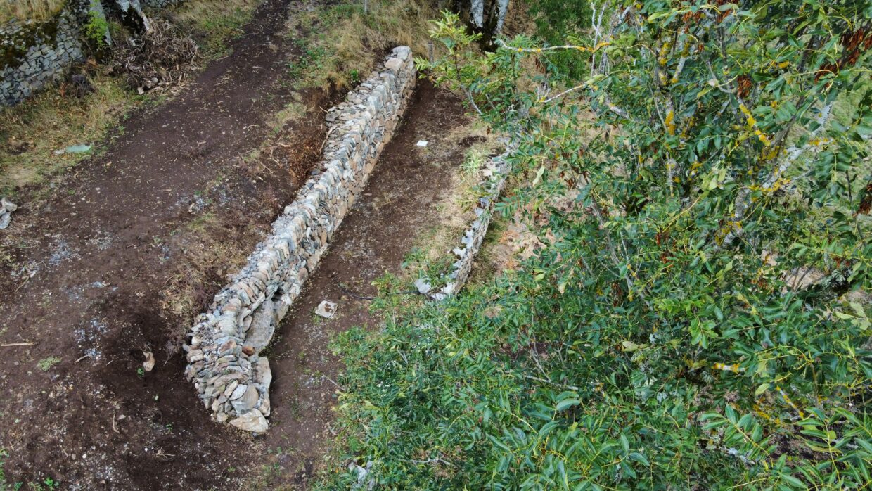 Aménagement en pierre sèche achevé à Araules avec soutènement et mobilier lithique